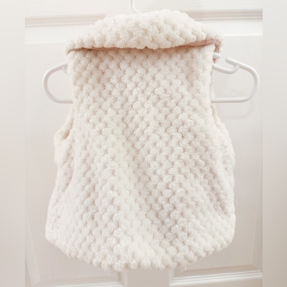 Tahari Baby Girl Plush Fuzzy Collared Vest White sz 6-9 Months - Picture 3 of 4